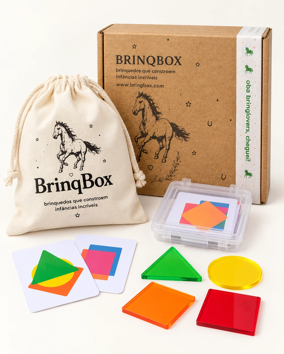 Caixa BrinqBox, saquinho de algodão e formas coloridas organizados sobre um fundo claro